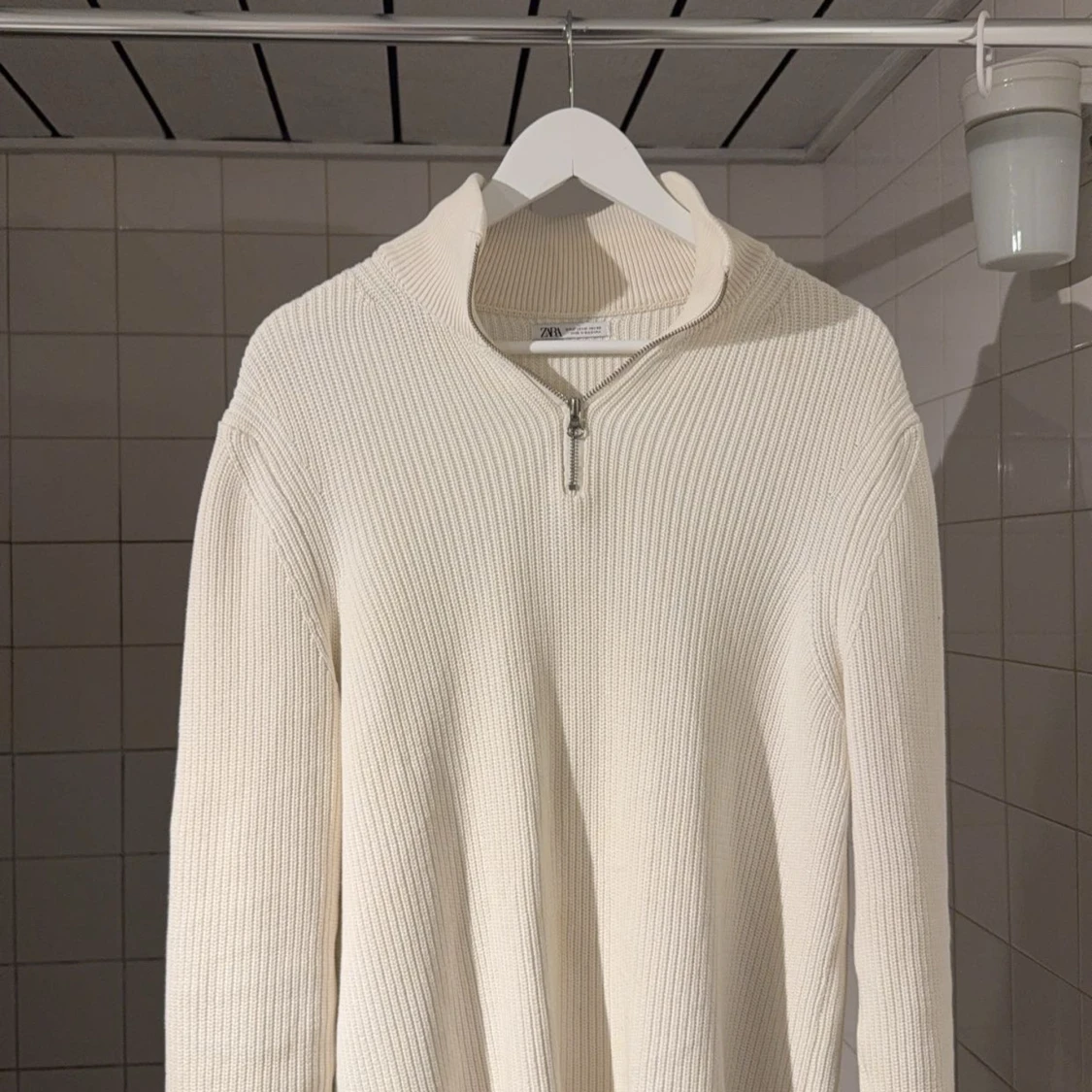 Vit ribbad tröja med dragkedja från Zara - 1