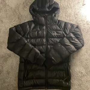 Peak Performance jacka - Tja säljer en marinblå Peak Perfromance jacka. Storlek 160. Skick, väldigt bra inga större märkbara defekter. Nypris cirka 1600kr, köpt på stadium. Hör av er vid minsta lilla fråga eller fundering:)