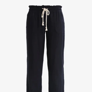 Roxy linne byxor - Lågmidjade Roxy linnebyxor i mycket bra skick i färgen mörkblå💕passar mig bra som är 163 och även kortare. Nypris 600kr