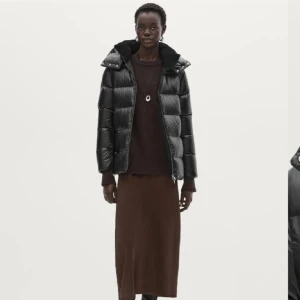 Massimo Dutti jacka  - Snygg svart pufferjacka med dragkedja och hög krage. Jackan är lite glansig och har en mer matt luva. Perfekt för kyliga dagar. Priset är inte helt låst men kan även tänka mig byta mot annat jacka i storlek S!💗