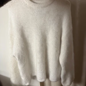 Vit fluffig tröja - Mysig vit tröja med fluffig mohair tröja från H&M edition (slutsåld). Knappt använd och tvättas innan den postas. Nypris 699kr men jag säljer den för 370kr då jag behöver rensa ut kläder 🥹