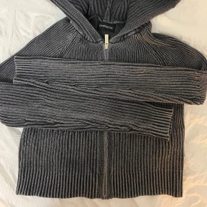Grå ribbad hoodie från Even&Odd - Säljer en snygg grå ribbad hoodie från Even&Odd. Tröjan har en dragkedja framtill och en praktisk huva. Perfekt för en avslappnad stil. Passar bra till jeans eller leggings.