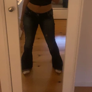 Mörkblå bootcut jeans - SÖKER‼️‼️ Söker liknande jeans med lågmidja och en bootcut passform!! Storlek 38 (M) 29/32. Är 162 cm lång för referens. Hör av er!!!🙏🏼🙏🏼🙏🏼