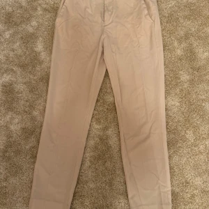 Beige byxor från Lager 157 - Snygga beige byxor i bra skick från Lager157. Byxorna har en rak passform och en enkel, elegant design. Perfekta för både vardag och festligare tillfällen.  Kombinera med alla typer av kläder och den passar till nästan allt Märke: lager157 Storlek :S Skick: 9/10 Ord. Pris: 399 SEk  Din stil: spara inlägget så du inte missar denna kappa Inte din stil: Kolla min profil. Du kommer hitta något för alla kön och åldrar.