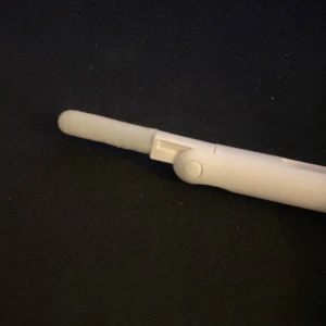 Vit rengöringspenna för airpods  - Praktisk vit rengöringspenna med borste och spets för att nå svåråtkomliga områden på airpods. Perfekt för att hålla dina airpods rena och fria från damm och smuts.