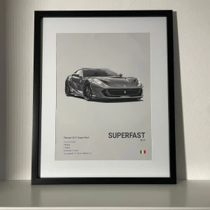 Ferrari 812 Superfast Poster - Ferrari Superfast poster || materialet är en plastväv || storlek 30x42 cm || ramen ingår ej || tveka inte på att höra av dig vid frågor 