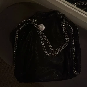 Stella McCartney - Säljer den här super snygga Stella McCartney väskan, den är använd bara några få gånger och är köpt av en annan här på plick❤️Väskan är i bra skick och har inga defekter bara lite längst ner på kedjan som man kan se på bild 2, men det är Inget som märks💕 skriv gärna om frågor eller fler bilder❤️pris går att diskutera 