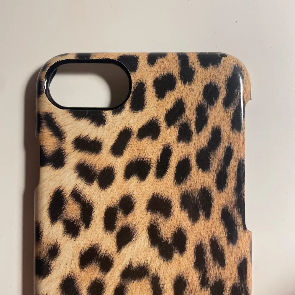 Mycket bra skick💗men mega lite sönder uppe i hörnet😽iPhone 7-8  Leopard skal . Övrigt.