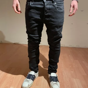 Svarta g Star raw jeans  - Säljer ett par svarta jeansbyxor i bra skick. De har en slim passform och är midwaist. Perfekta för både vardag och fest! 🖤storlek 29:32