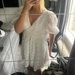 Vit studentklänning - Superfin vit klänning i spets med puffiga kortärmar. Perfekt för studenten eller midsommar. Klänningen använd 1 gång och är i mycket bra skick, storlek S men passar M också🤍