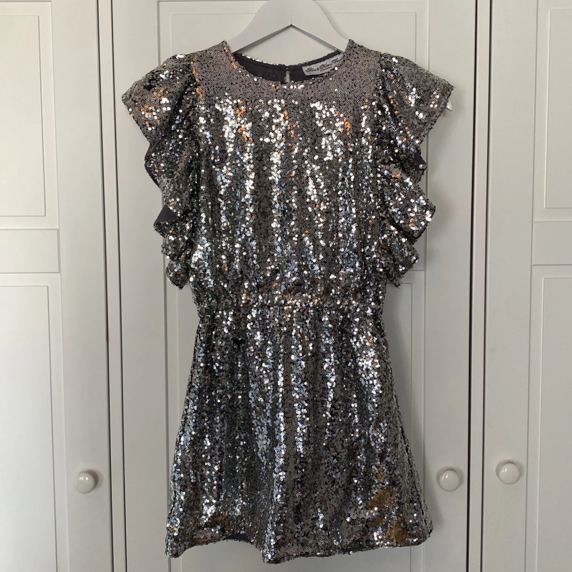 Glittrig silverklänning från How to Kiss a Frog