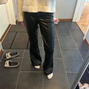 Skinnbyxor  - Så sjukt snygga och eftertraktade skinnbyxor, endast använda 1 gång, där av inga defekter och är som nya!💗💗💗