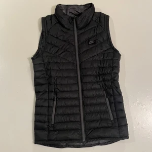 Nike Vest - Nästan helt ny, använd typ 1 gång. Storlek XS men passar M 