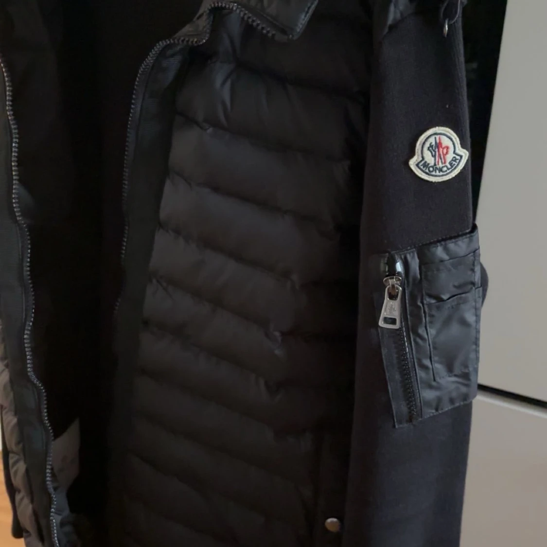 Svart pufferjacka med huva - 91