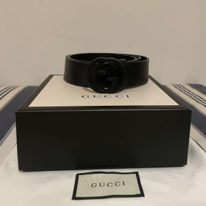 Svart bälte från Gucci - Säljer ett stilrent svart bälte från Gucci i skinn. Köpt för ungefär 4 år sedan. Nypris då var 3999. Original box medföljer! Priset är inte hugget i sten🙌🏼