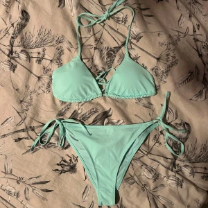 Bikini - Säljer den här bikinin från stadium. Aldrig använd ❤️ underdel- xs       överdel- 80A