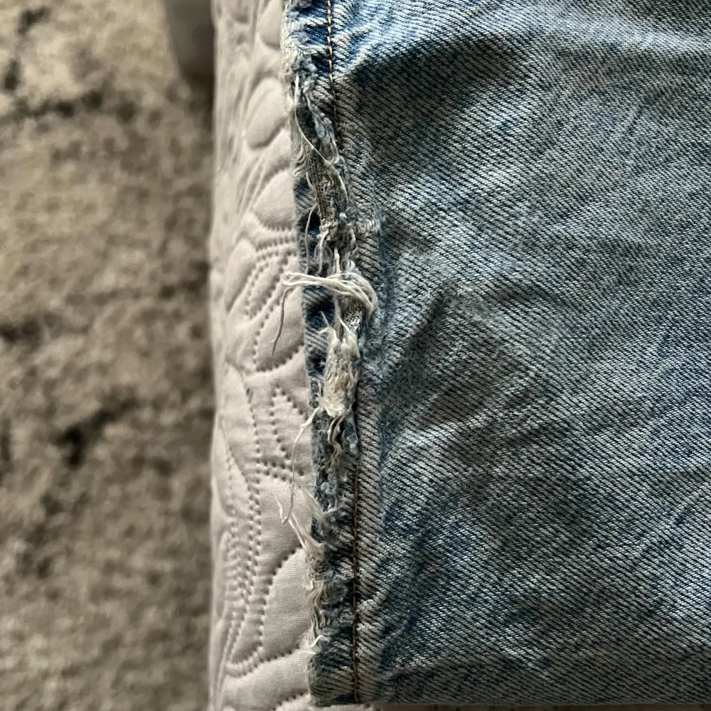 Säljer ett par low waist gina jeans. De har en straight passform och är lågmidjade. De har ett litet hål längst på ena benet men är annars mycket väl omhändertagna!. Jeans & Byxor.