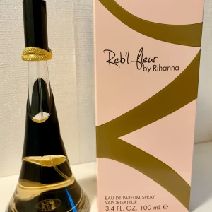 Reb’l Fleur by Rihanna 100 ml Eau de Perfume - Söt, blommig, fruktig, feminin och väldigt sexig parfym från Rihanna. Detta är ”The OG” från Reb’l-linjen. 100 ml. Knappt använd. Se bild. Givetvis förvarad mörkt och svalt. Kommer i originalförpackningen.