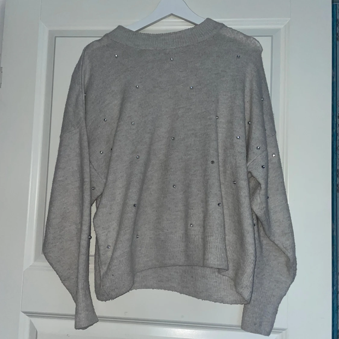 Grå tröja med pärlor från H&M