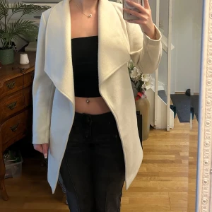 Vit kappa - Säljer en jättefin kappa från Vila. Använde den hela förra vintern så den är lite nopprig. Storlek M. Kan inte avgöra om den är vit eller beig.