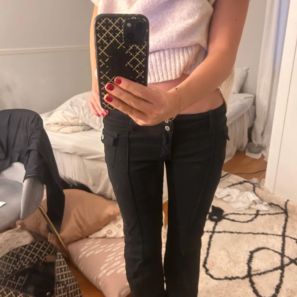 Säljer dessa supersnygga jeans då de är lite för korta🥰💗 de liknar de populära från hm💗. Jeans & Byxor.