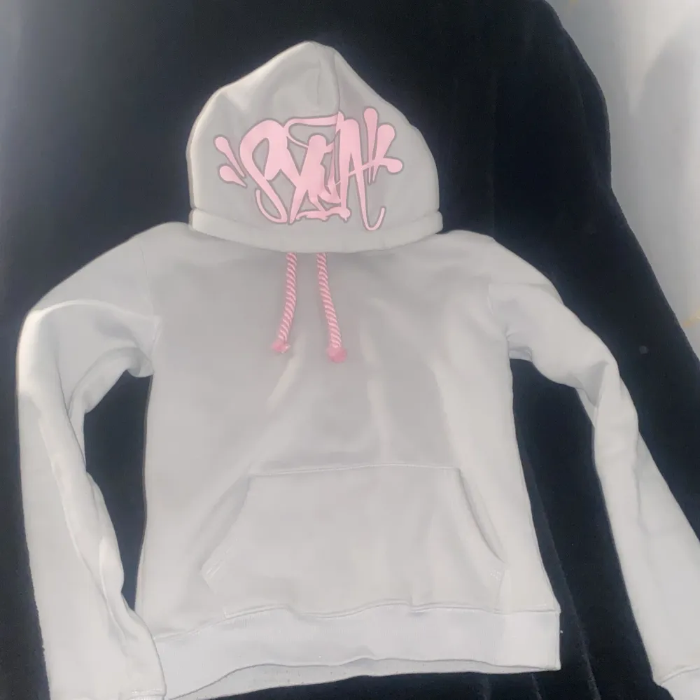 Säljer en grå och rosa Syna world Tracksuit eftersom att den inte kommer till användning. Fick den som present runt september och är nästan inte ens använt. Superbekväm och jätte skön inför vintern nu. Vid minsta intresse är det bara att meddela!. Hoodies.