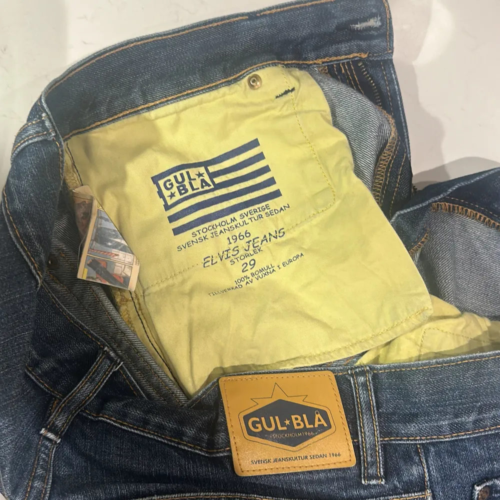 Säljer ett par as snygga mörkblå jeans som är från märket GULBLÅ, dem är köpta secondhand men är i så bra skick! Dem har jätte snygga fickor där bak som gör allt! Dem är i storlek 29 men sitter perfekt på mig som vanligtvis brukar ha storlek 38 i jeans! Jag är 173 för preferens🙌🏼 priset går att diskutera . Farkut & Housut.