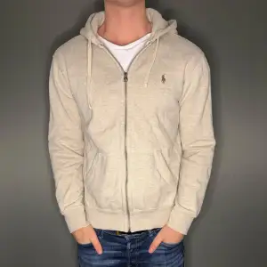 Hej säljer nu min fina Ralph Lauren zip hoodie i storlek M. Den är i nyskick och kommer vara otroligt snygg i höst/vinter. Nypris cirka 2300kr! Vi kommer att sälja liknande produkter nu närmare vinter så glöm inte följa profilen!🌊🍾