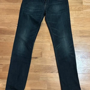 Mörkblå jeans från Replay - Säljer ett par snygga mörkblå jeans från Replay i modellen Rockxanne. Storlek W28/L34. De har en klassisk femficksdesign och är i bra skick. Perfekta för både vardag och fest! 🖤
