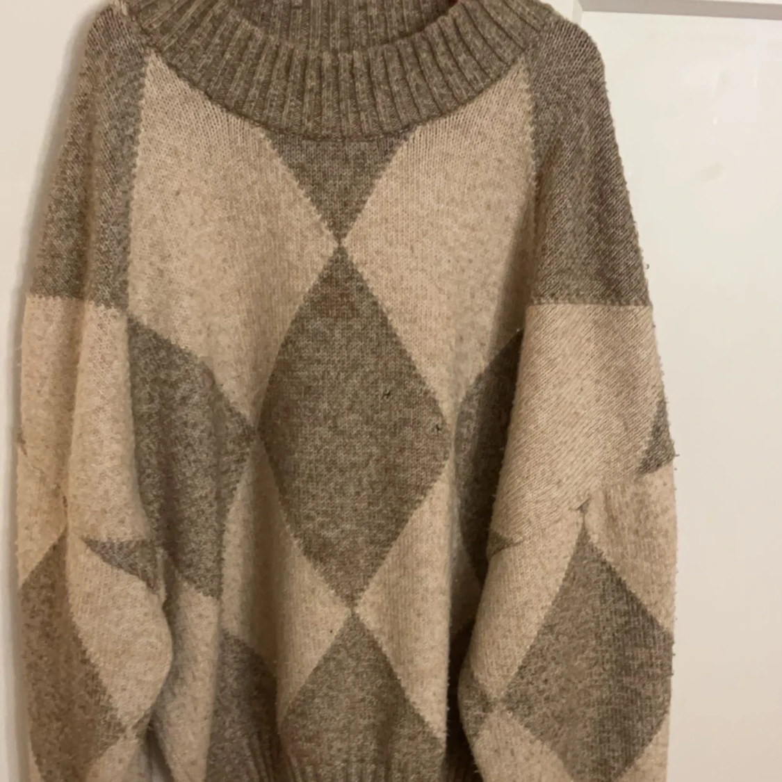 Beige och brun rutig stickad tröja - 91