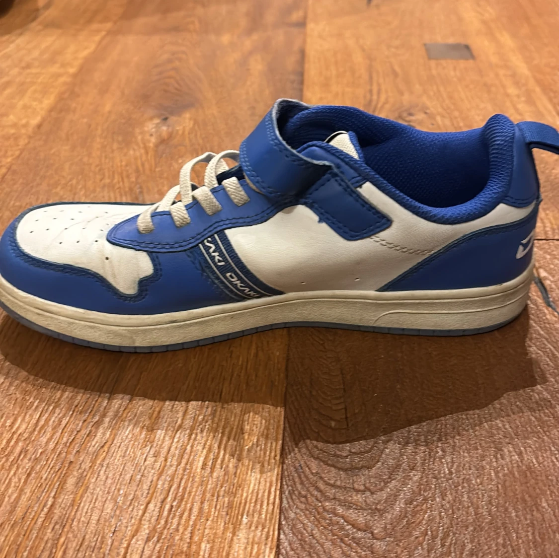 Blå och vita sneakers från Dax Owen - 91