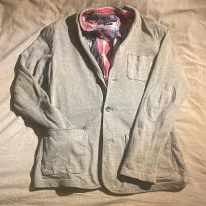 Grå kavaj från Esprit - Säljer en stilren grå kavaj från Esprit i slim fit. Den har en klassisk design med knappar och två stora fickor framtill. Perfekt för både vardag och lite finare tillfällen. Kavajen är i bra skick och passar perfekt till höst och vår. Med ett mjukt material passar den perfekt till både vardag och finare tillfällen// Hör av dig vid frågor, prisförslag och fler bilder!!!🙌🙌🙌🎉🎉🎉🔝🔝☝️