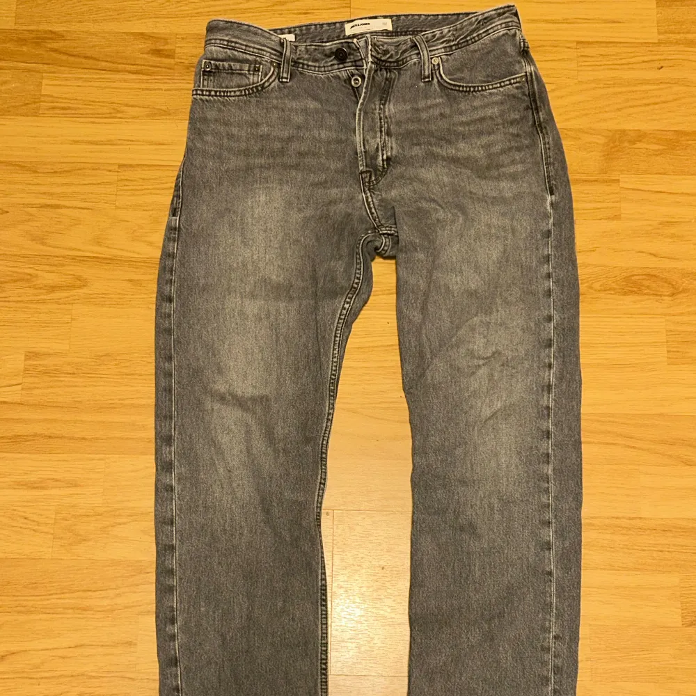 Ett par gråa Regular fit Jack & Jones jeans som har varit använda. Väldigt sköna och passar perfekt! . Jeans & Byxor.