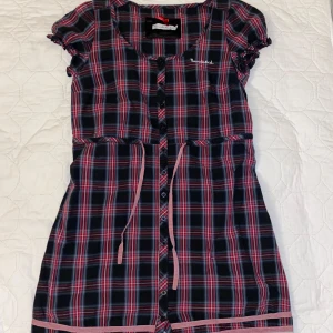 Rutig klänning från Bondelid - Säljer en superfin rutig klänning från Bondelid i storlek S. Den har en söt knytning i midjan och knappar framtill. 