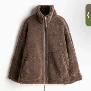 Brun teddyjacka  - Intressekoll! På min skit snygga Teddy jacka ifrån hm, endast använt fåtal gånger och är som ny! Säljer vid bra pris🤎🤎