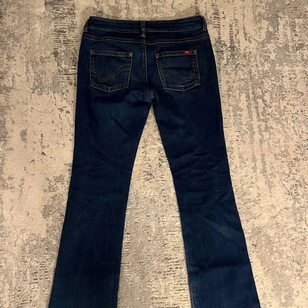 Säljer ett par snygga mörkblå bootcut jeans i bra skick. Det är lågmidjade only jeans som  har midjemått: 40 cm och innerbenslängden: 73 cm, det är lite slitna längst ned men som knappt syns. 💕. Jeans & Byxor.