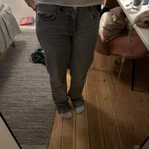 Säljer ett par grå jeans från Gina Tricot i storlek 36. De har en klassisk straight passform och är i bra skick men lite slitage vid fållen.(se bild) Perfekta för vardagsbruk och kan matchas med det mesta i garderoben.🩶