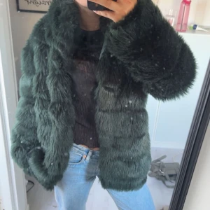 Mörkgrön pälsjacka - Jag säljer en grön pälsjacka från Nelly!! Så fin och i mycket bra skick då den endast är använd fåtal gånger. Skriv vid frågor 💕🩷 Stl Xs men passar även S