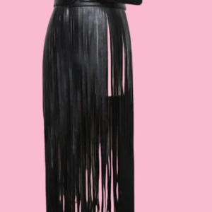 Svart franbälte - Säljer en oanvänd lång fransad svart läderbälte i fri storlek. Mycket stiligt! Perfekt för att ge din outfit det där lilla extra. Kontakta mig om du är intresserad!