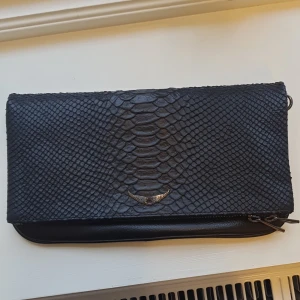 Zadig&Voltaire väska - Aldrig använd, fick den som present men vill inte ha den. Finns i orginalkartong och tygväska.