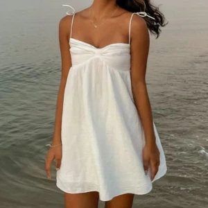 Vit sommarklänning med smala axelband - Säljer en superfin vit sommarklänning i vit/beige färg. Den är superfin och i ett jättebra skick 