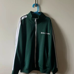 Grön track jacket från Palm Angels - Säljer denna gröna Palm angels tröjan för den inte kommer till användning. Använd väldigt få gånger, hör av er vid frågor!