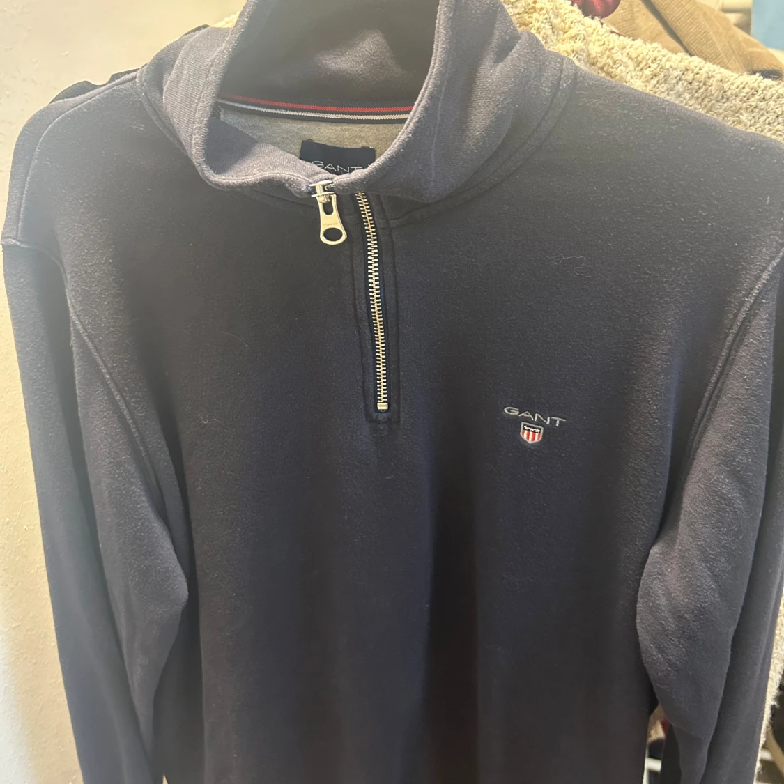 Mörkblå tröja med dragkedja från GANT