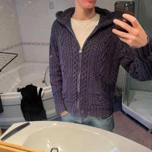 Vintage Ralph lauren zip hoodie - Säljer denna vintage polo Hoodies som jag ägt i mindre än en vecka från köp. Den är bara prövad en gång och inte använd mer då den var för stor för mig, skulle säga den passar medium och upp. Skriv gärna vid fler frågor  använder förra säljarens bilder för enkelhet men kan absolut skicka egna 