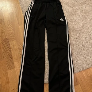 Adidas byxor - Adidas byxor knappt använda kommer från ett rök och djurfritt hem storlek 34 kan mötas i Göteborg annars står köparen för frakten pris kan diskuteras 