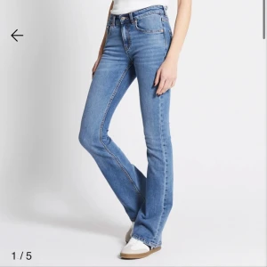 Lager 157 jeans - Säljer ett par blå bootcut jeans, då dom inte kommer till användning längre. Passar till ungefär allt, lite trådar som hänger längst ner vid benet. Passar mig som är 1,68. Frågor och funderingar tveka inte och skriv!❣️köpte för 300