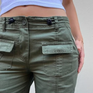 Gröna cargopants - Säljer ett par jättesköna gröna cargopants i jättebra skick från brandy melville 🌳Använda fåtal gånger för de inte riktigt passar mig längre. Byxorna är lågmidjade med fickor framtill. Dessa är one sized, men passar mig som normalt har 36/38 i byxor. Jag är 169  lång och sista bilden visar hur längden blir för mig vid fötterna. Hör av er vid frågor, bilder och mått. Köp gärna också direkt! ☺️<3