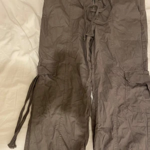 Gröna  cargobyxor med snörning - Säljer ett par oliv gröna  cargobyxor i bra skick. Använda 1 gång då dom är både för korta och för stora i midjan 