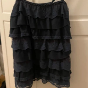 Volangtopp från Hollister - Säljer en jättesöt volang topp från hollister i mörkblått och svart💗 volangerna är bara på framsidan men där bak sitter den tajt. Storlek S