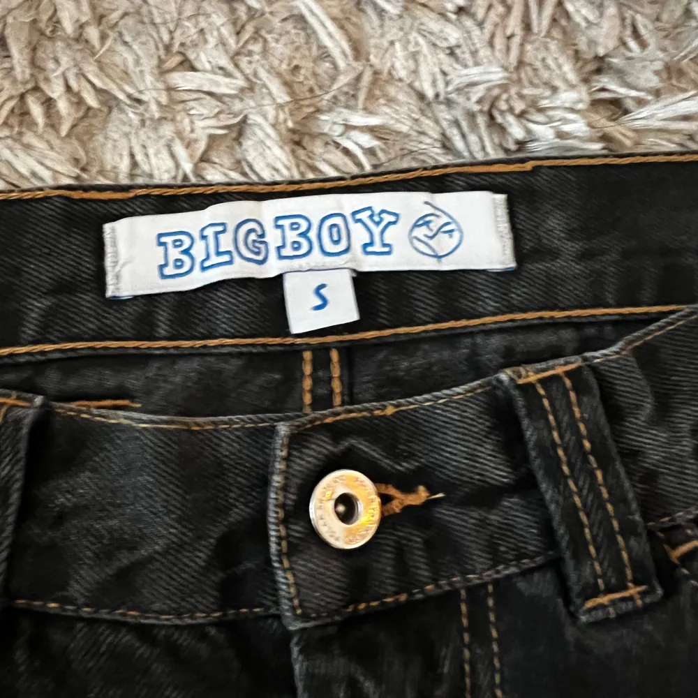 Säljer ett par svarta/mörkgråa jeans från Polar Big Boy i storlek S med OG loggan vid fickan. Skick 7/10 - Paret är använda en del med några fläckar här och där men det diggar jag bara. Nypris - 1300kr. Bara att skriva om du har några frågor! 🙌. Jeans & Byxor.